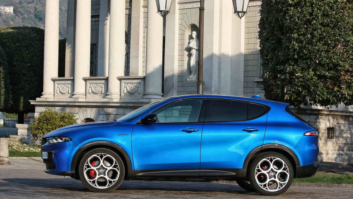 Seitenansicht eines stehenden Alfa Romeo Tonale