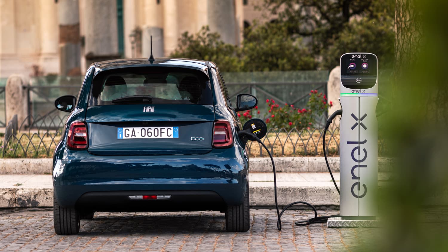 Ein Fiat 500 steht an einer Ladesäule