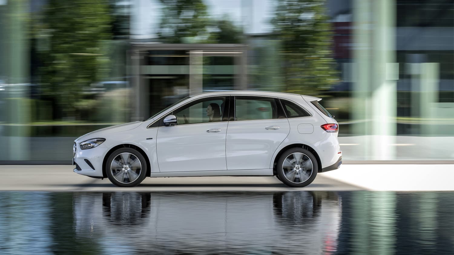 Ein weißer Mercedes fahrend