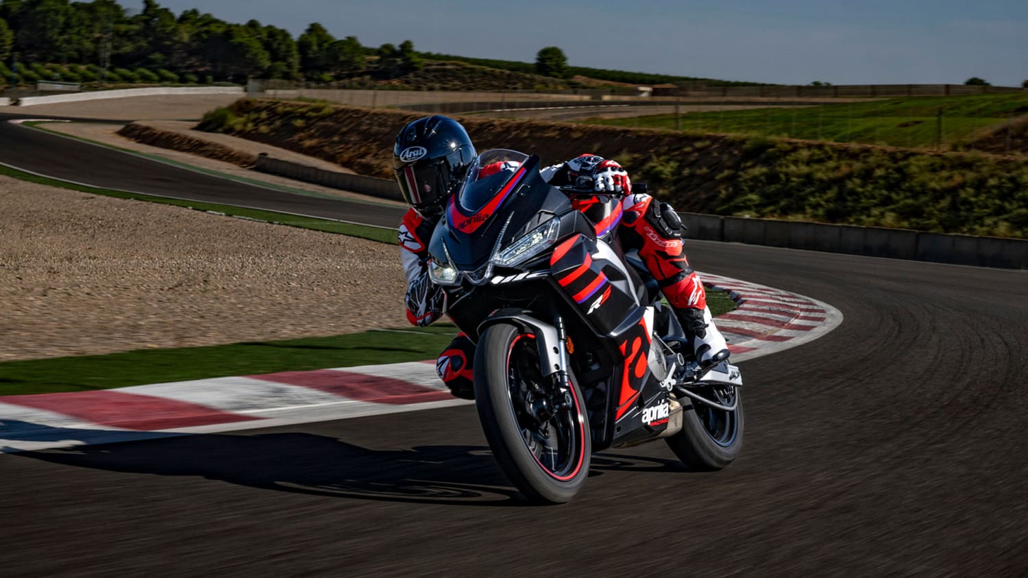 Front und Seitenansicht einer fahrenden  Aprilia RS 457
