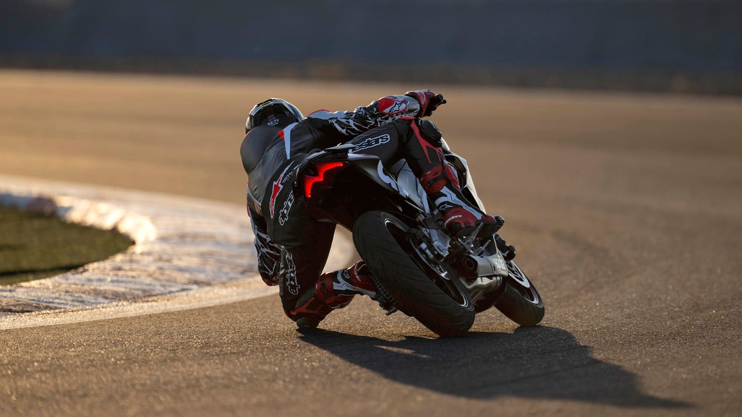 Heckansicht einer fahrenden Aprilia RS 457