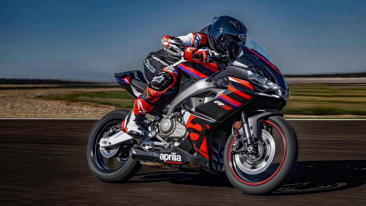 Seitenansicht einer fahrenden  Aprilia RS 457