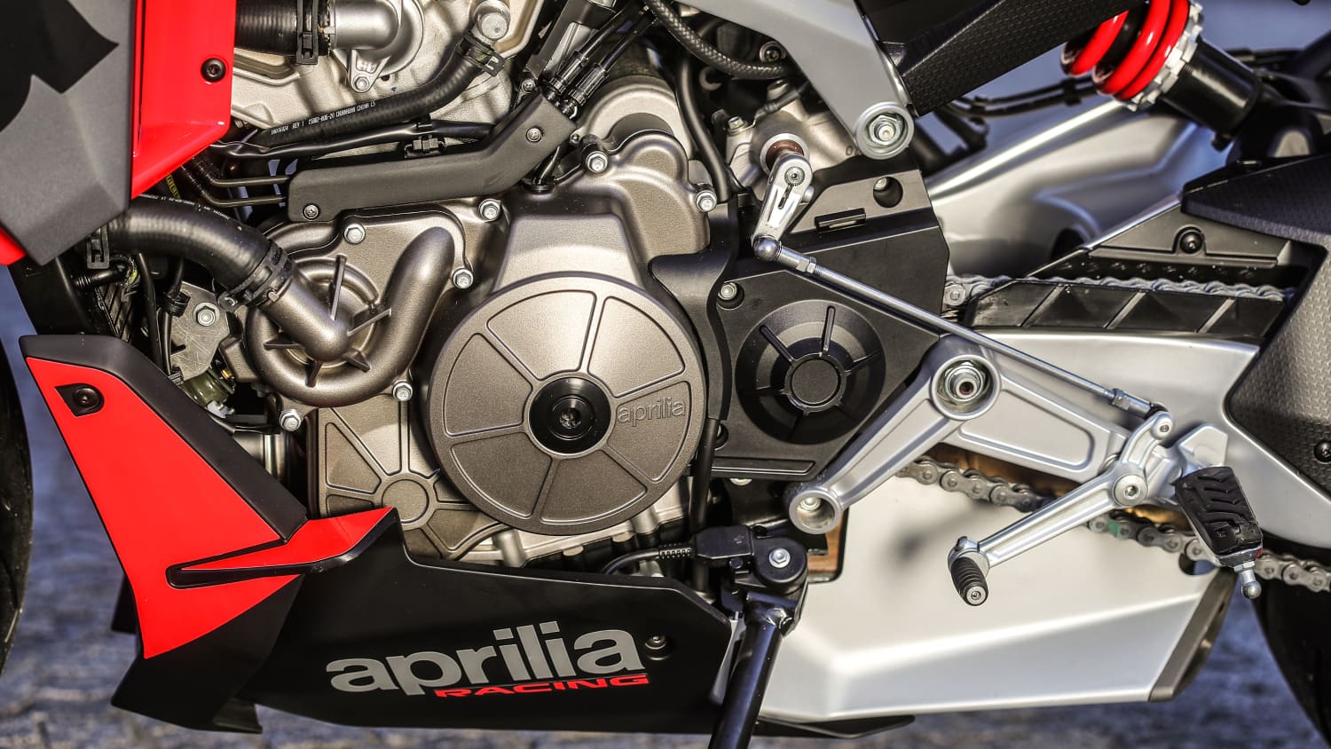 Detailansicht des Motors der Aprilia Tuono 660