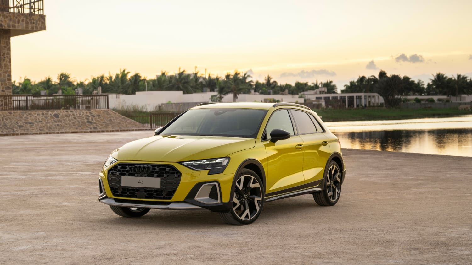 Front und Seitenansicht eines stehenden Audi A3 Allroad nach Facelift