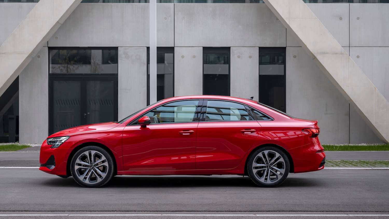 Der Audi A3 nach seinem Update im Oktober 2024 in rot