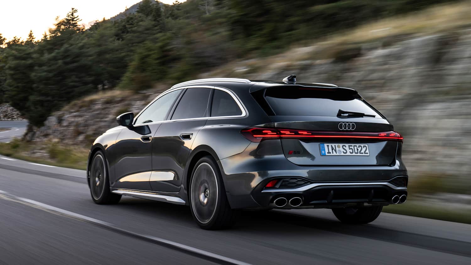 Heckansicht eines fahrenden Audi A5