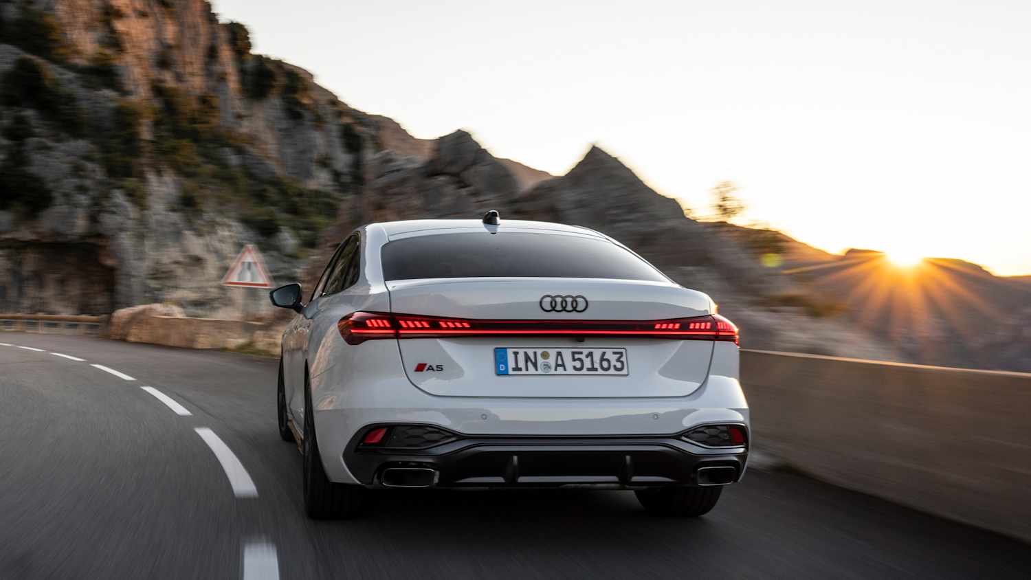 Heckansicht eines fahrenden Audi A5