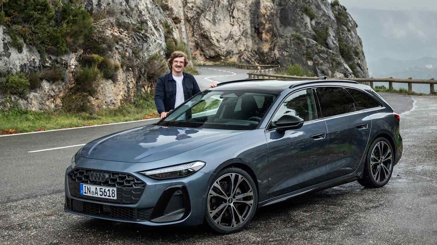 ADAC Redakteur Andreas Huber steht neben einem Audi A5