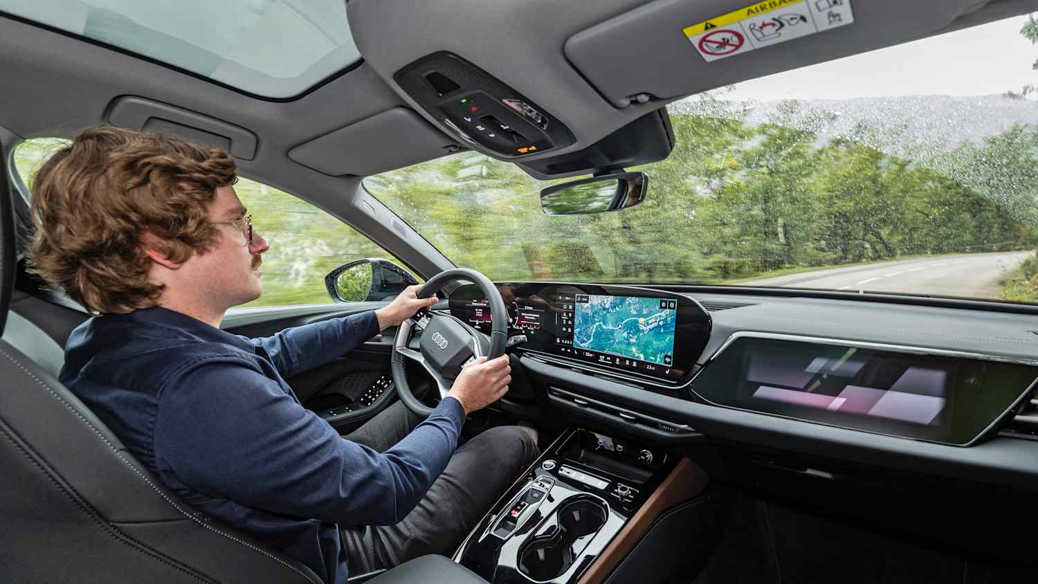 ADAC Redakteur Andreas Huber am Steuer eines Audi A5