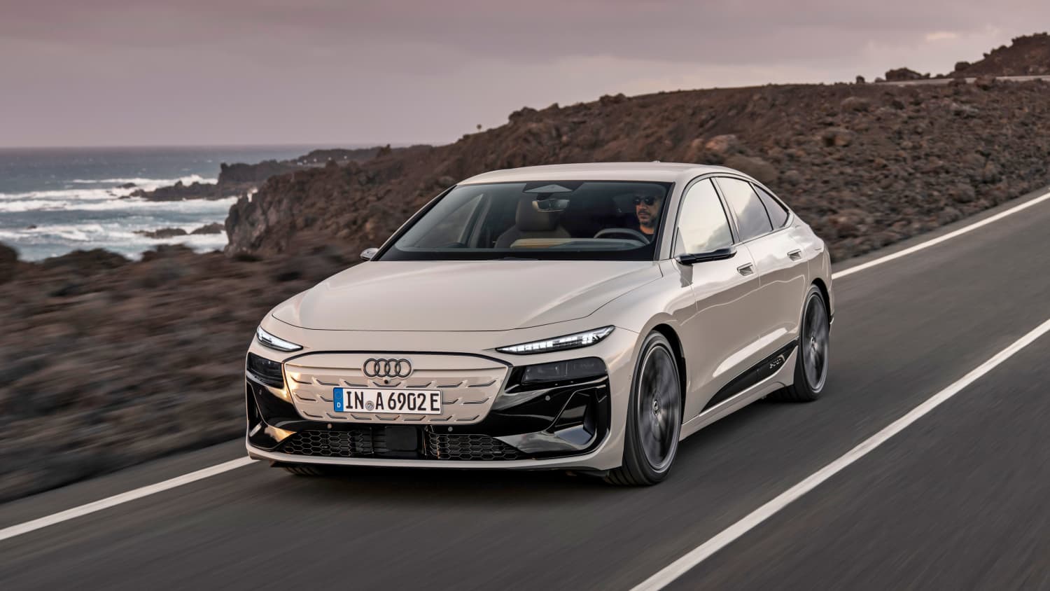 Frontansicht eines fahrenden Audi A6 e-tron