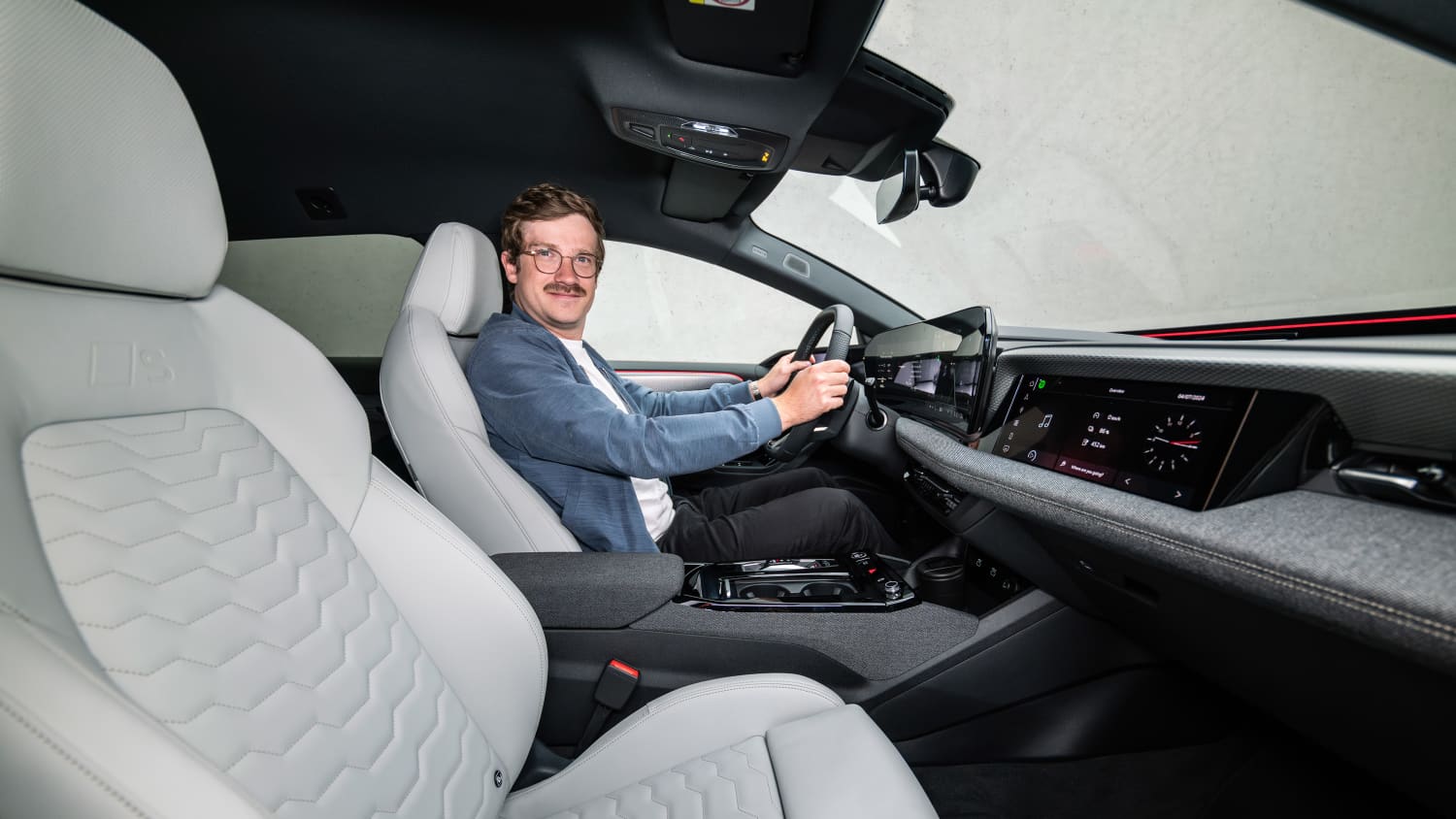 ADAC Redakteur Andreas Huber am Steuer des Audi A6 e-tron