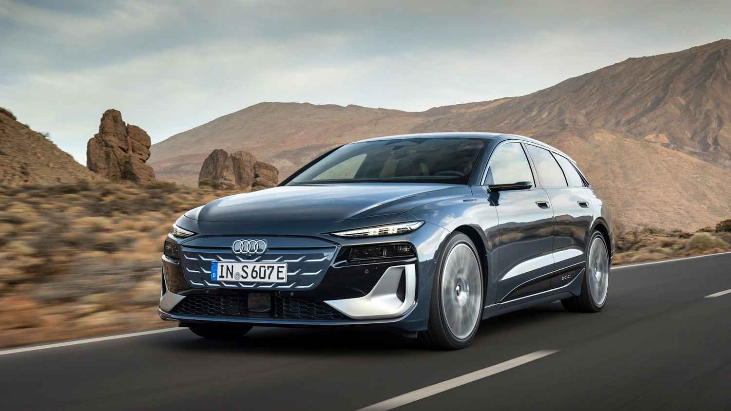 Frontansicht eines fahrenden Audi A6 e-tron
