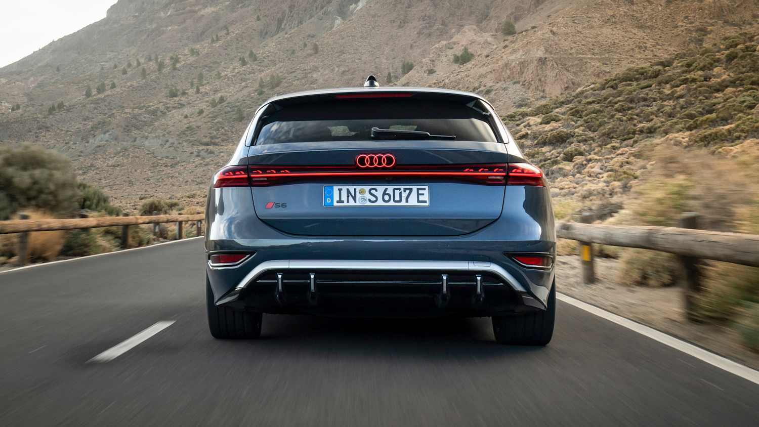 Heckansicht eines Audi A6 e-tron