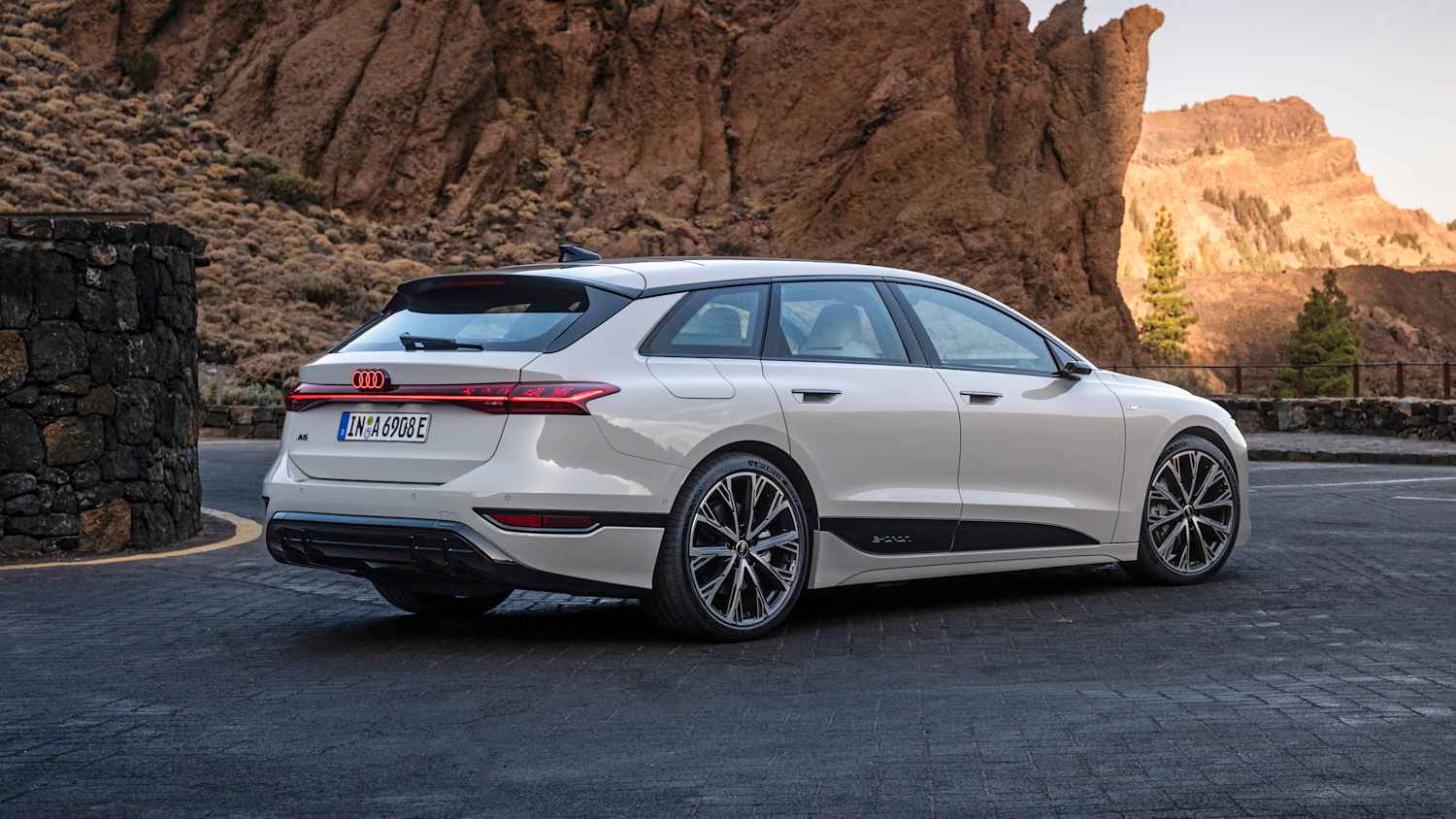 Heckansicht eines Audi A6 e-tron