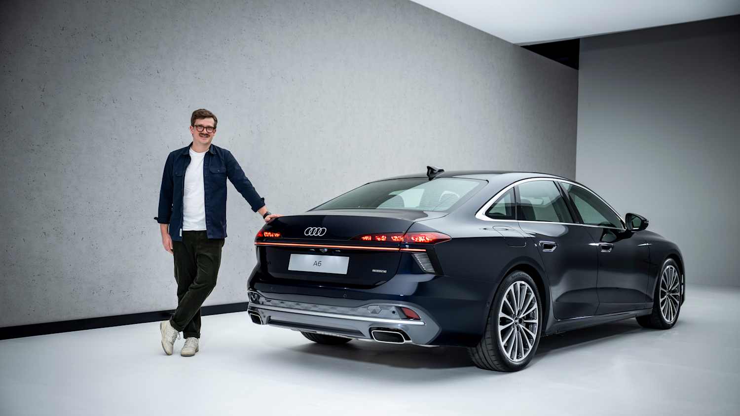 ADAC Redakteur Andreas Huber steht neben einem Audi A6 Avant