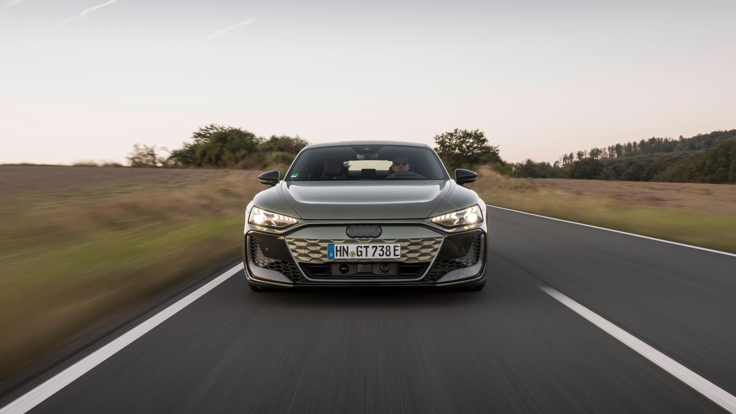 Der Audi E-Tron GT fahrend von vorne zu sehen