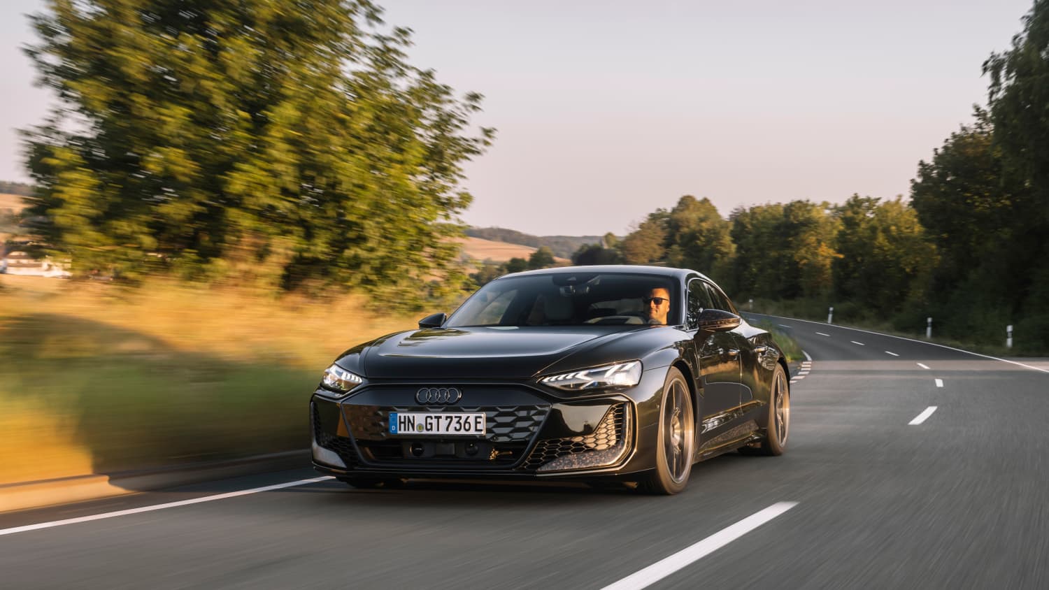 Der Audi E-Tron GT fahrend von vorne zu sehen