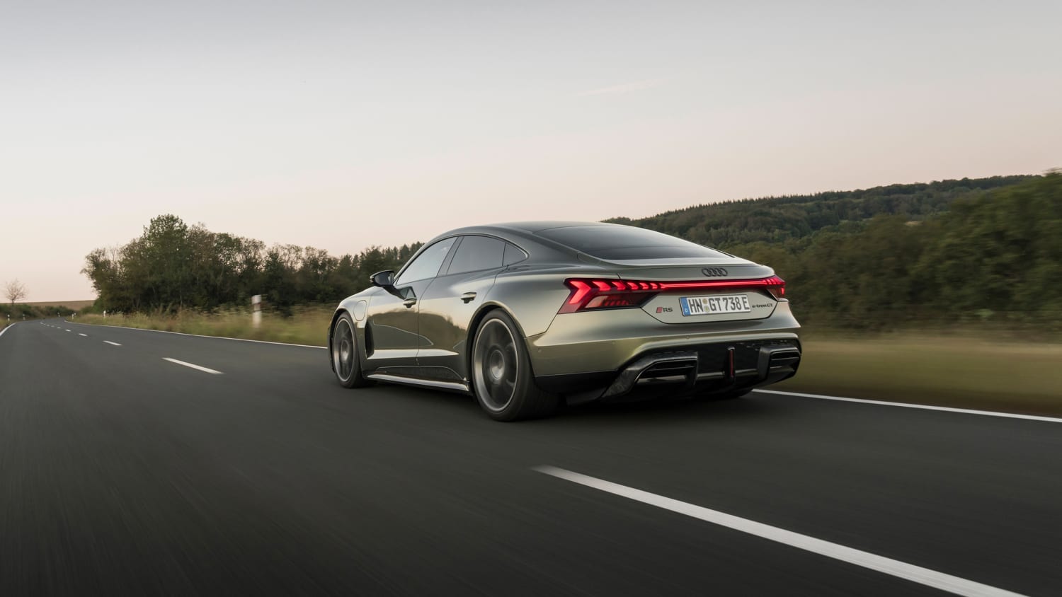 Der Audi E-Tron GT fahrend von hinten zu sehen