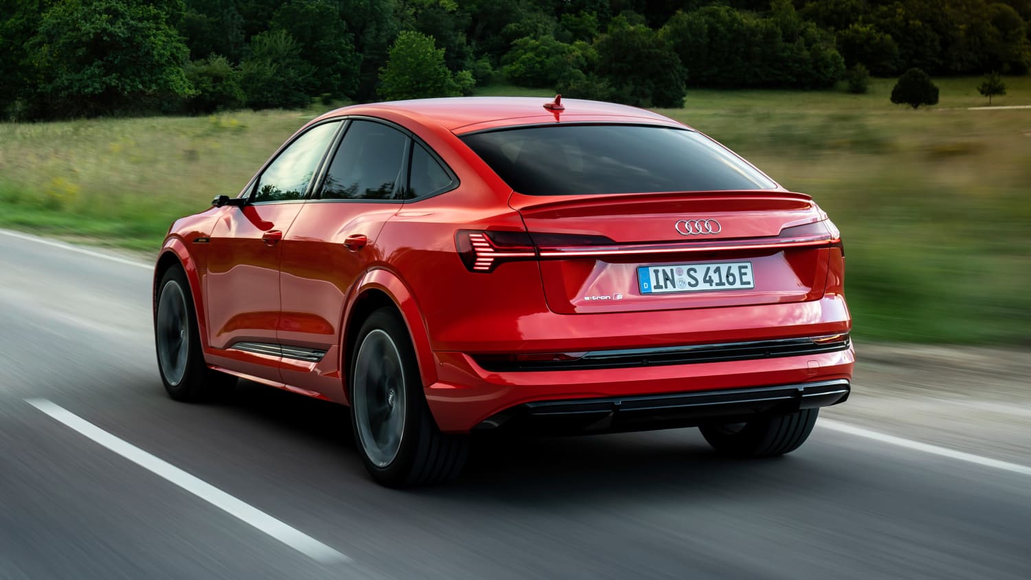 Audi e-tron Sportback fahrend auf einer Straße