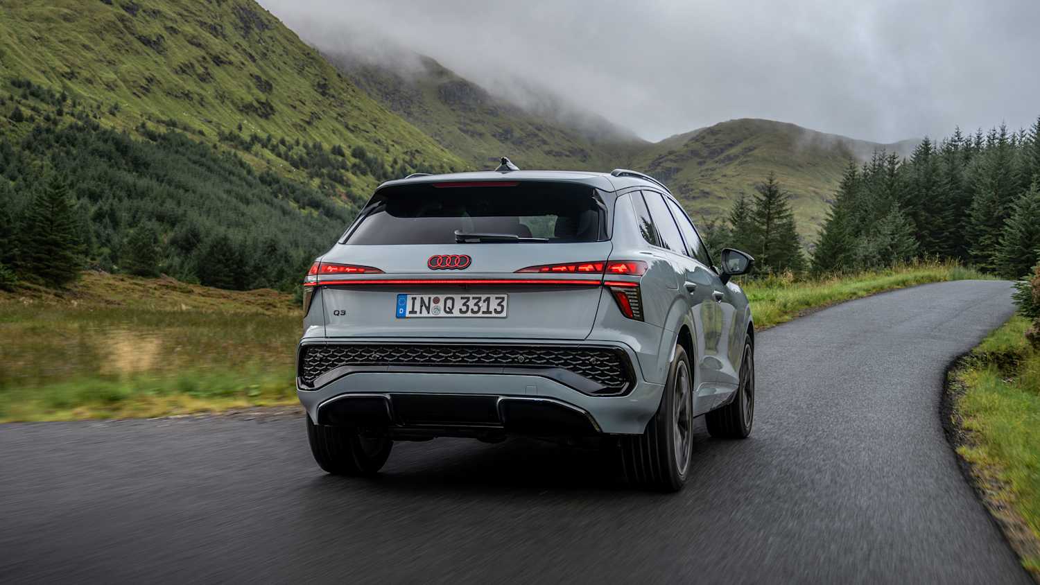 Aufnahme des Hecks bei der Fahrt mit dem Audi Q3