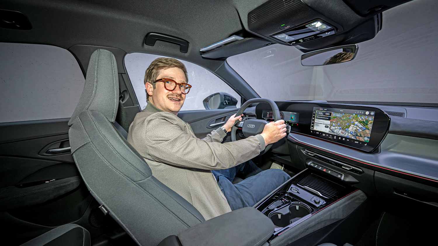 ADAC Redakteur Andreas Huber am Steuer eines Audi Q3