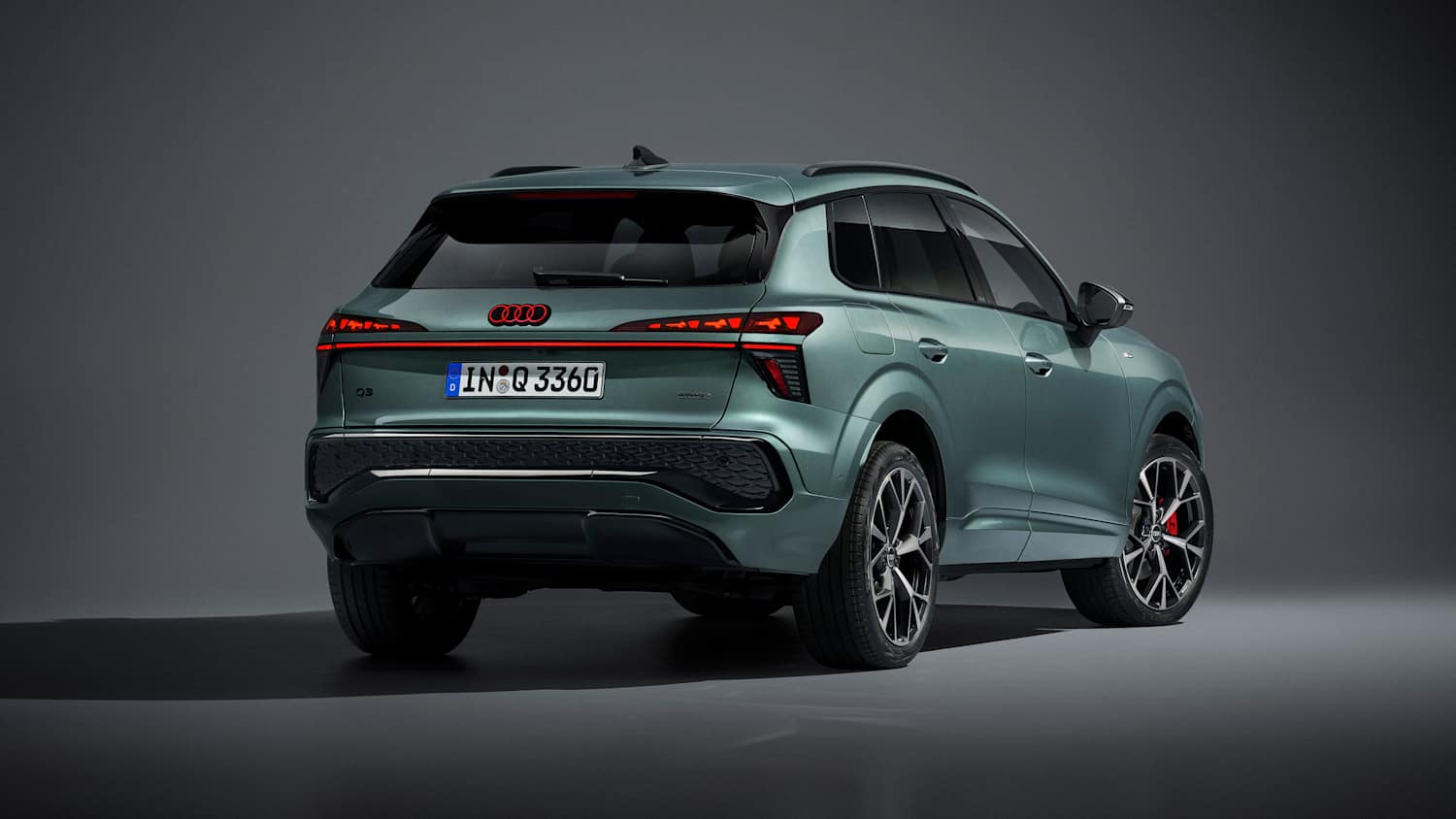 Heckansicht eines stehenden Audi Q3