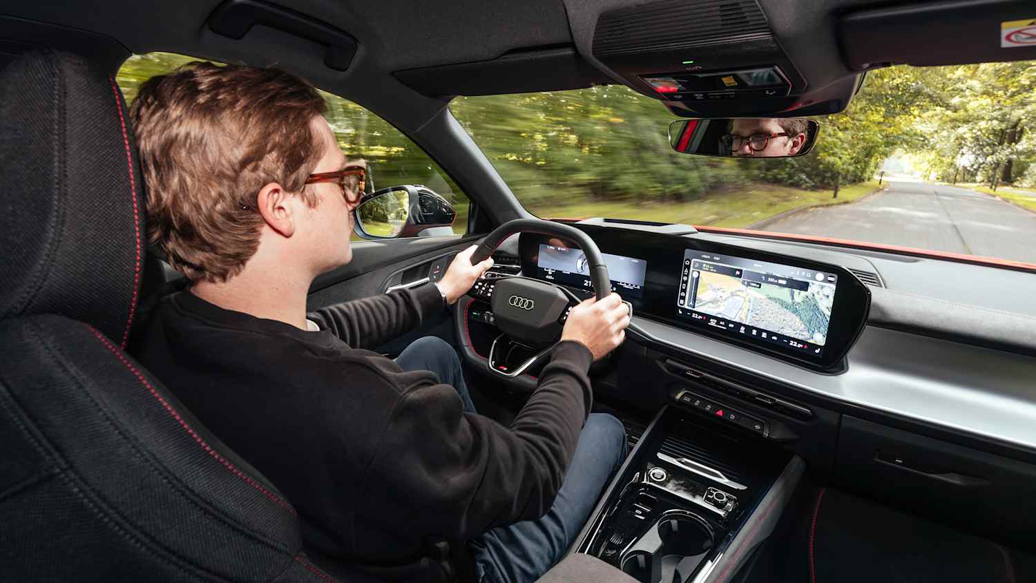 Der ADAC Redakteur Andreas Huber während der Fahrt des Audi Q3