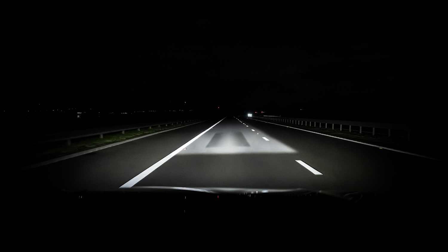 Aufnahme der Leuchtkraft der Scheinwerfer in der Dunkelheit des neuen Audi Q3