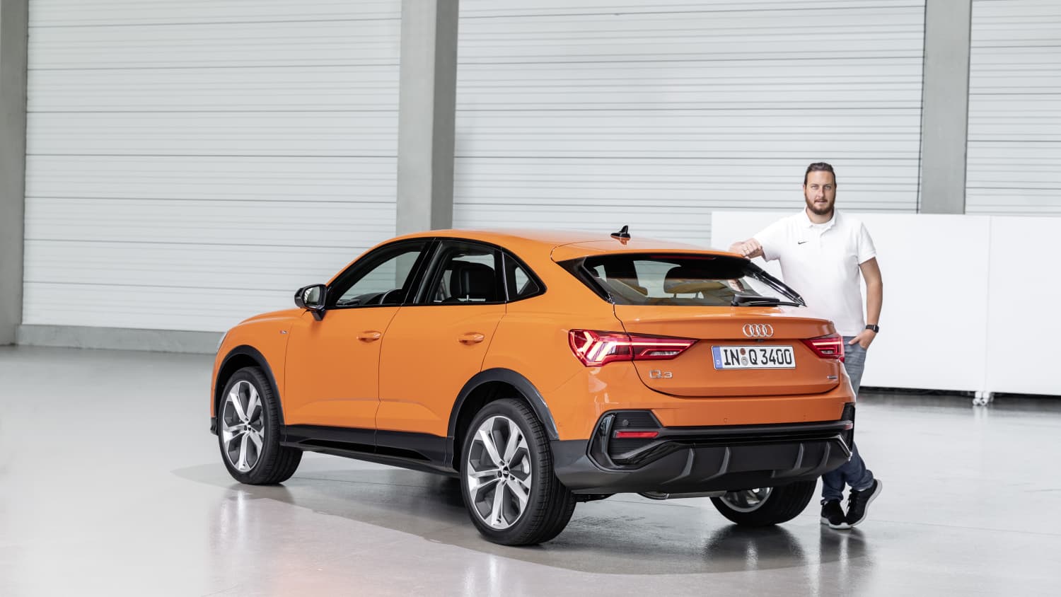 der Autor Michael Gebhardt steht vor dem neuen Audi Q3  Sportback