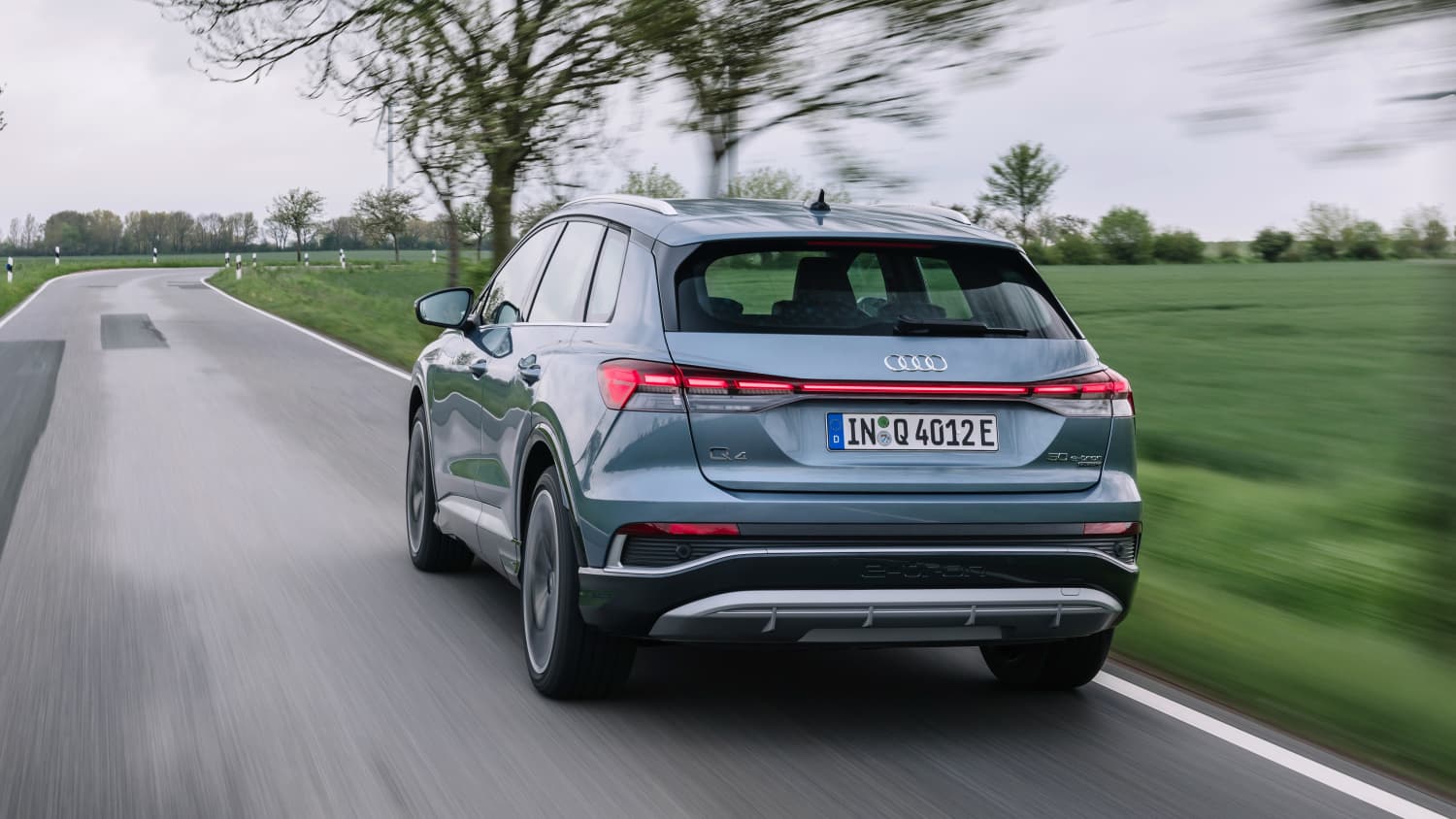Heckansicht eines fahrenden Audi Q4