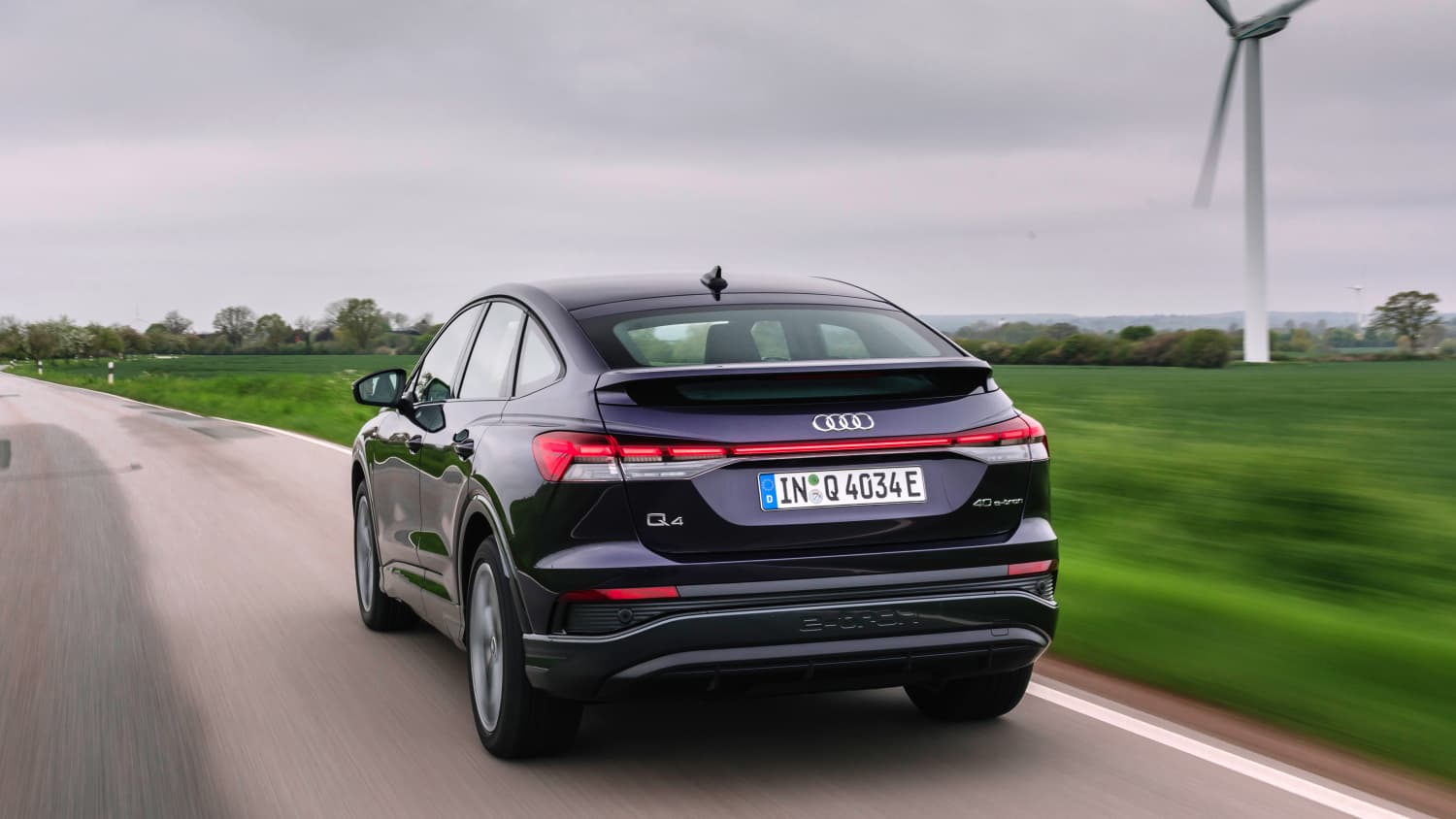 Heckansicht eines fahrenden Audi Q4
