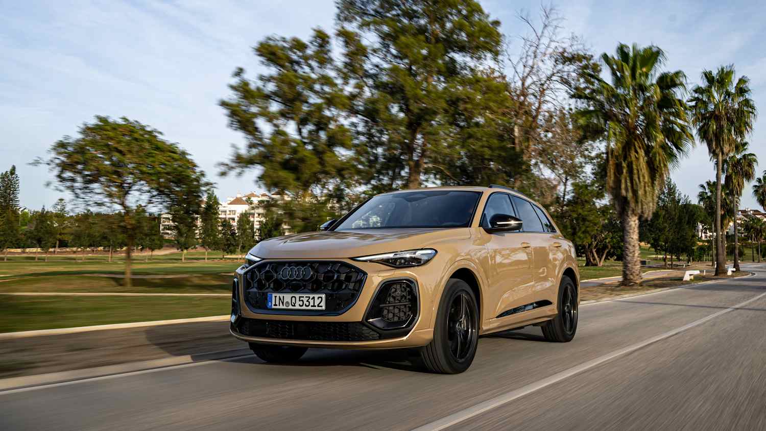 Frontansicht eines fahrenden Audi Q5