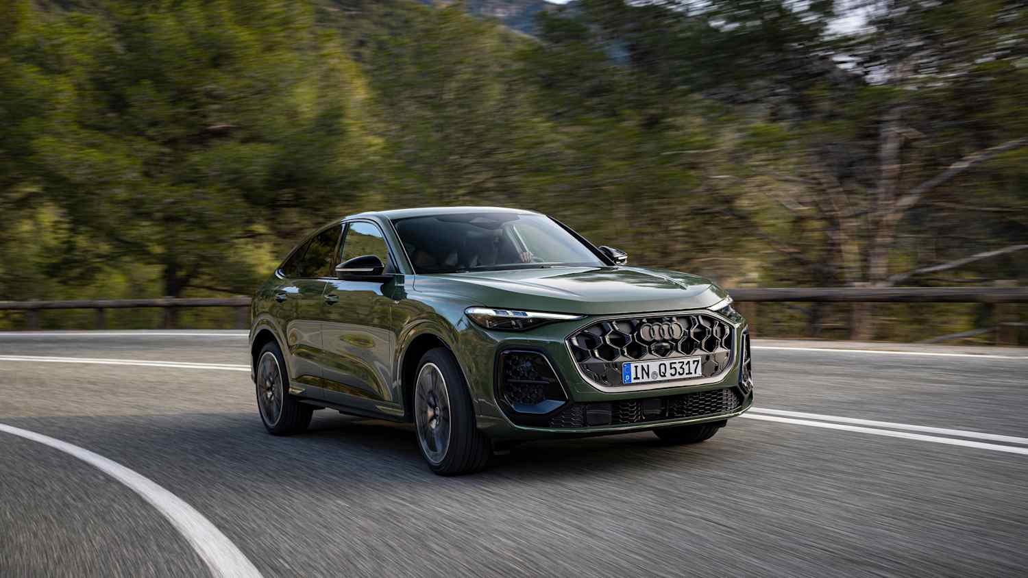 Frontansicht eines fahrenden Audi Q5