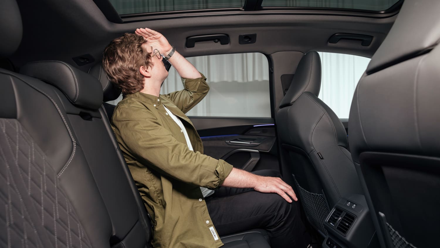 ADAC Redakteur Andreas Huber auf der Rückbank eines Audi Q5