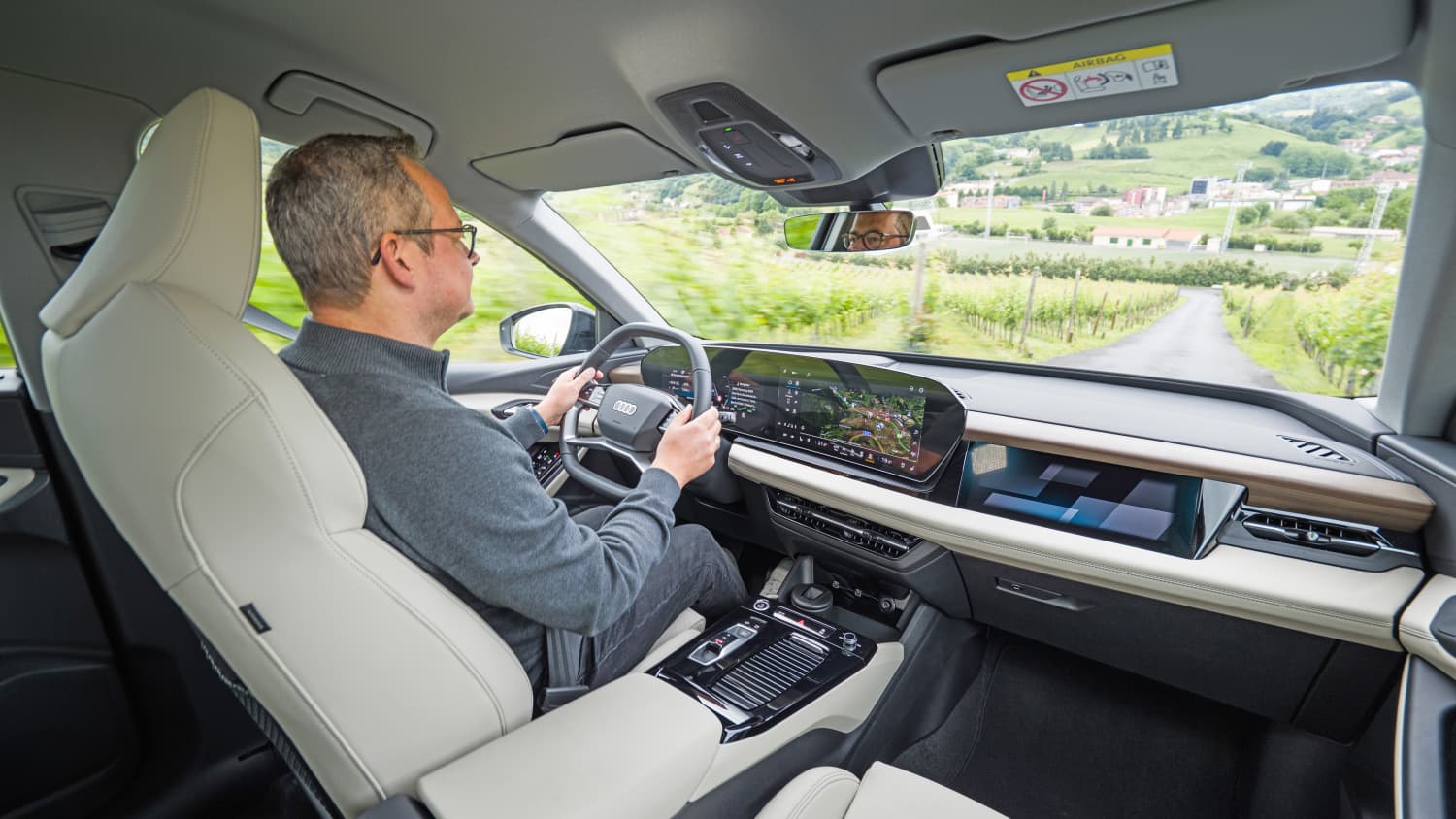 Innenansicht mit Cockpit des Audi Q6 E-tron
