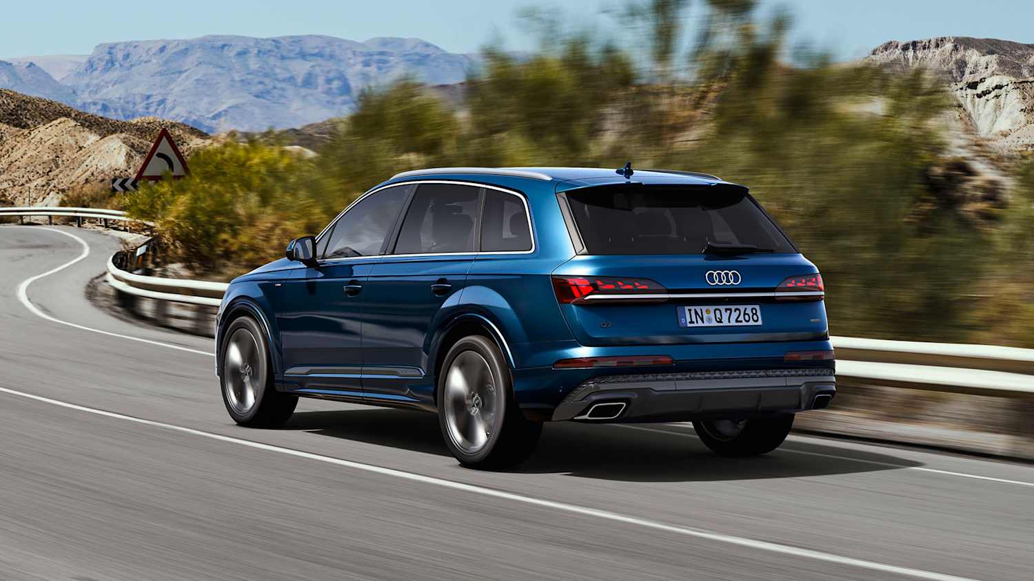 Heckansicht eines fahrenden Audi Q7
