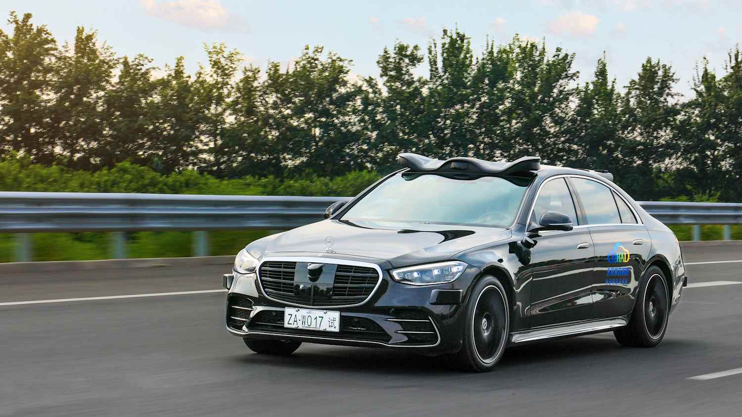 Ein Mercedes erprobt autonomes Fahren auf einer Teststrecke in Peking