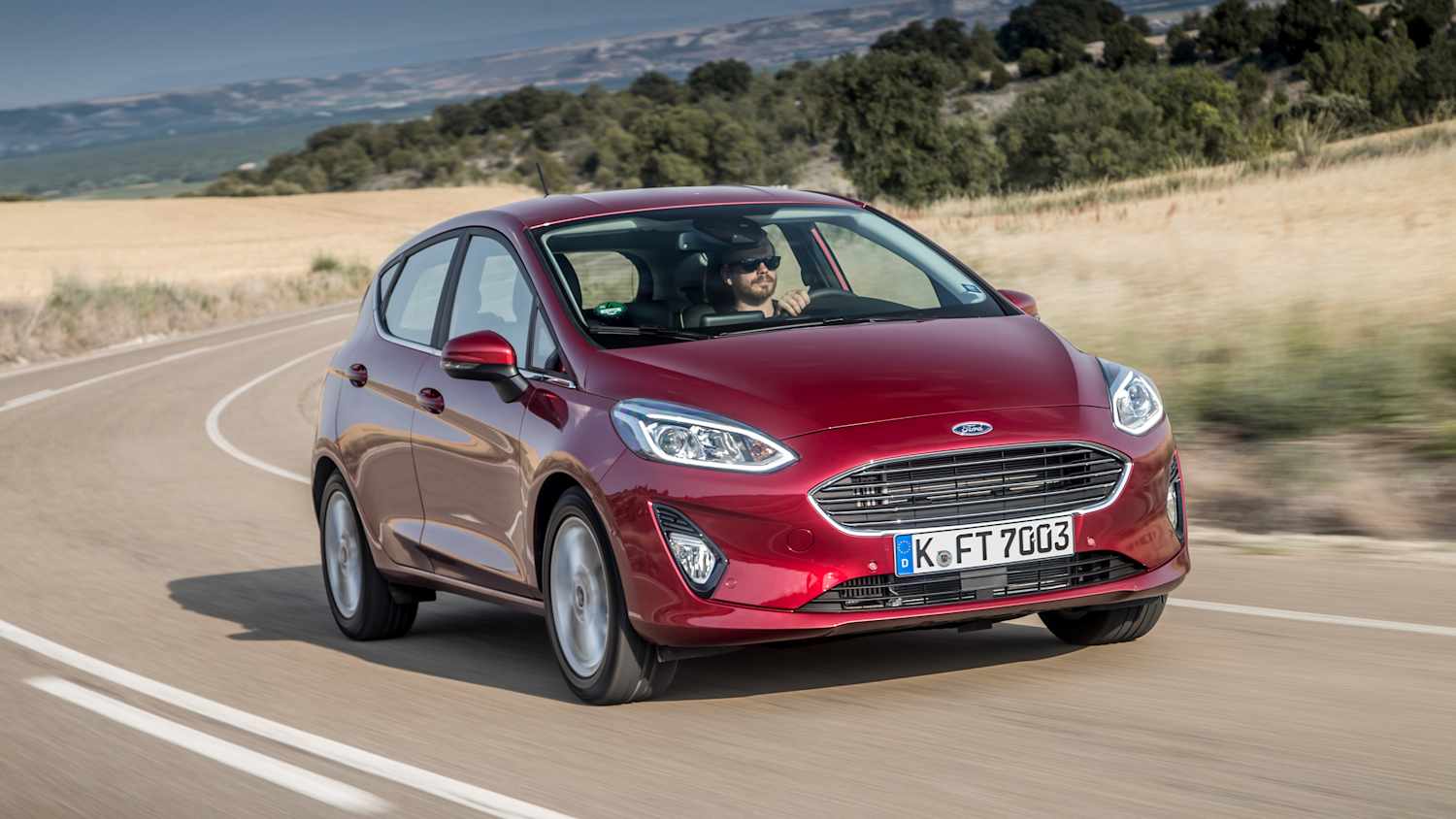 Frontansicht eines fahrenden Ford Fiesta