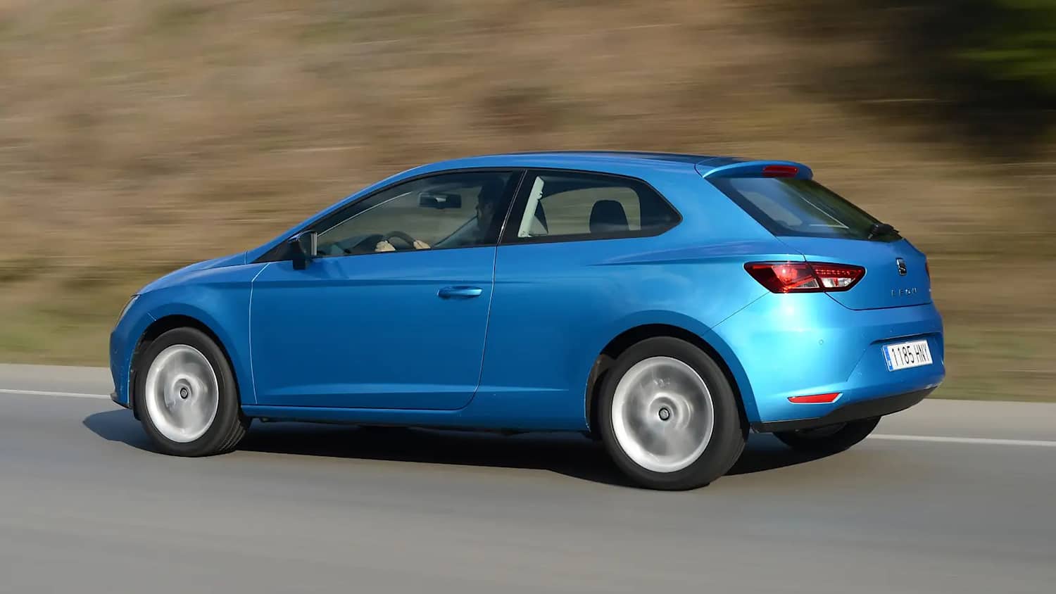 Seitenansicht eines fahrenden Seat Leon