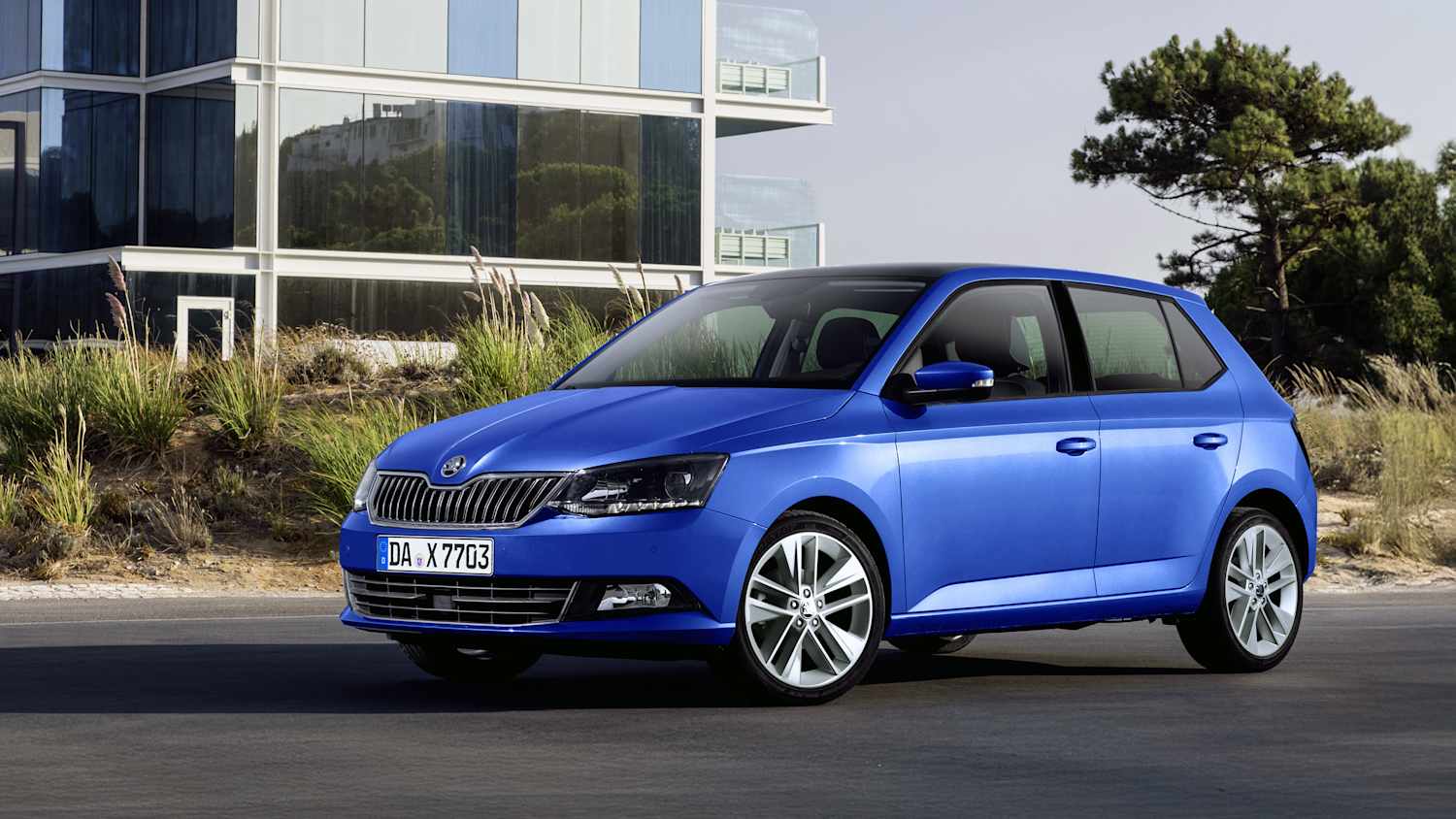 Front und Seitenansicht eines stehenden blauen Skoda Fabia