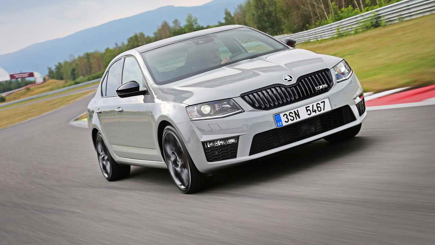 Frontansicht eines fahrenden Skoda Octavia