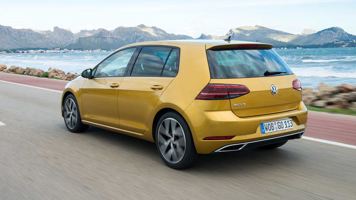 Heck und Seitenansicht eines fahrenden VW Golf VII