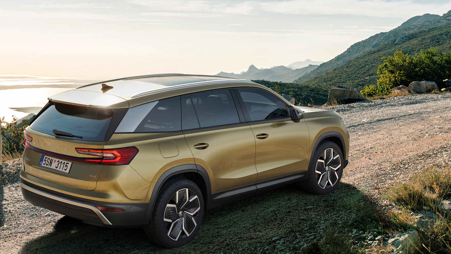Ein Skoda Kodiaq auf einer Landstraße
