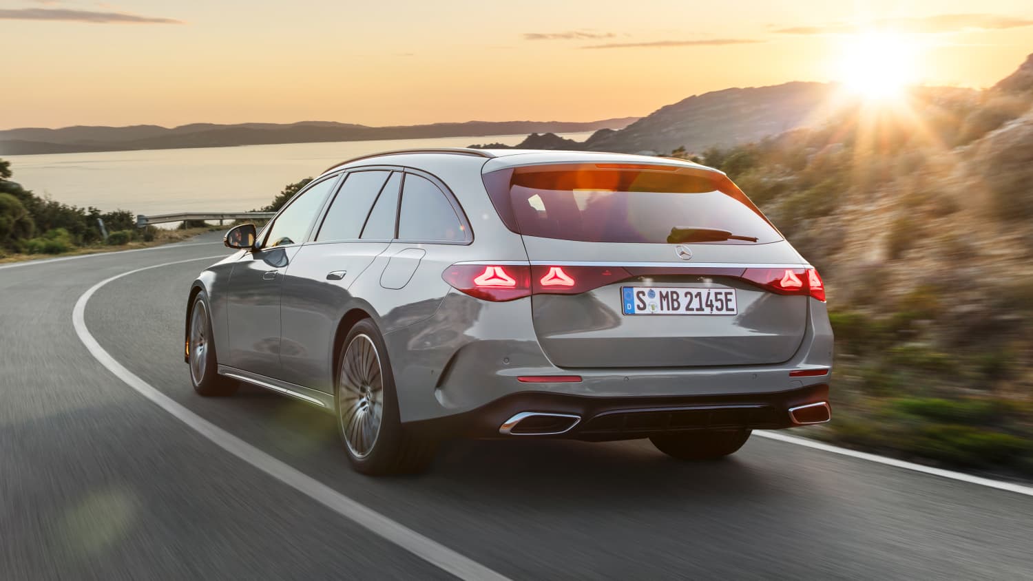Ein Mercedes E-Klasse T-Modell fährt auf einer Straße