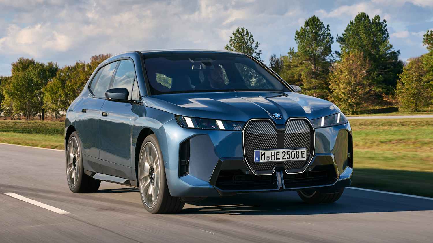 Front und Seitenansicht eines fahrenden BMW iX