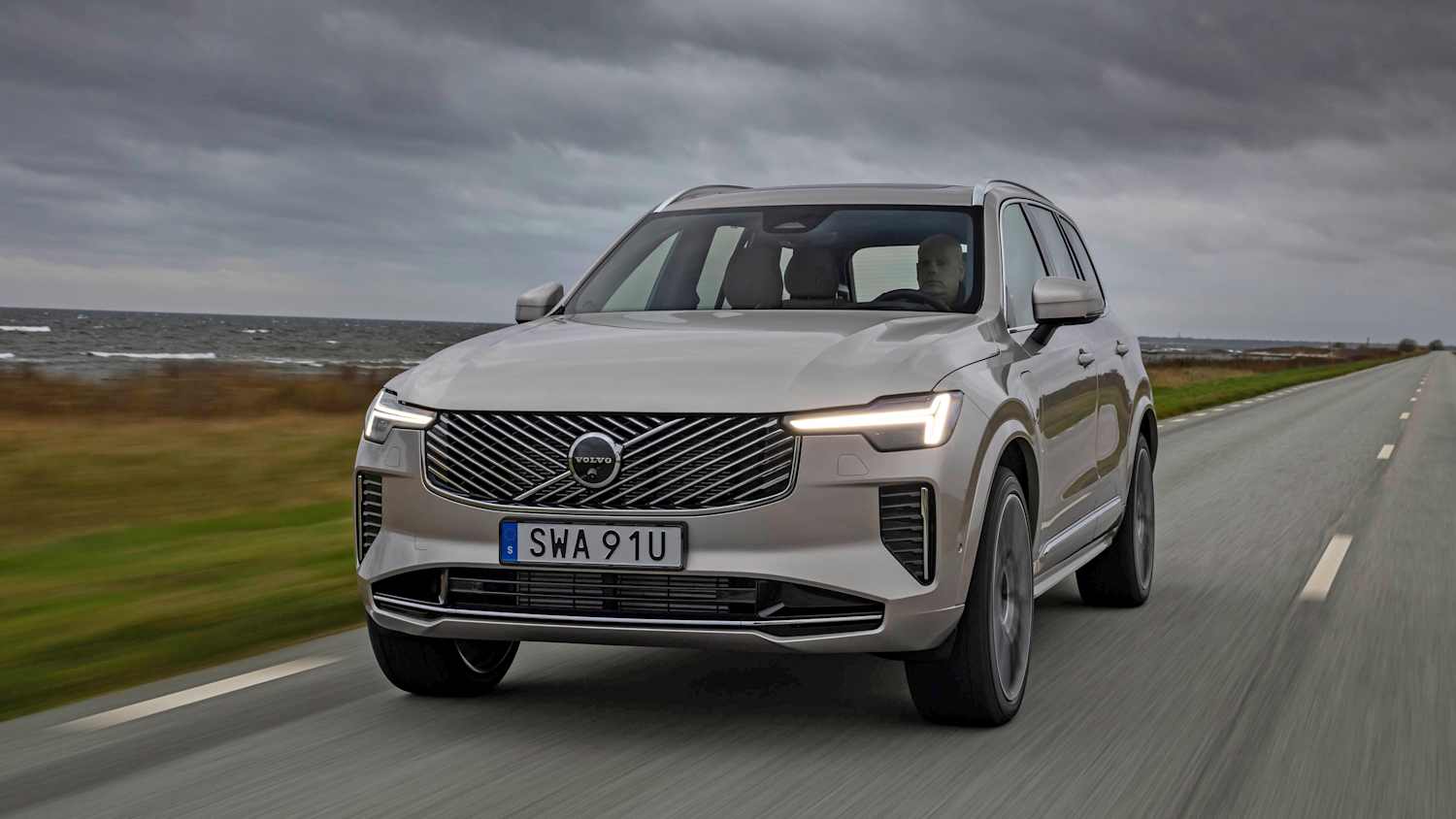 Frontansicht eines fahrenden Volvo XC90