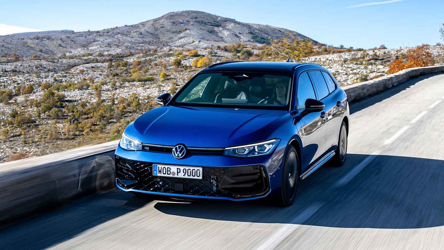 Frontansicht eines fahrenden VW Passat