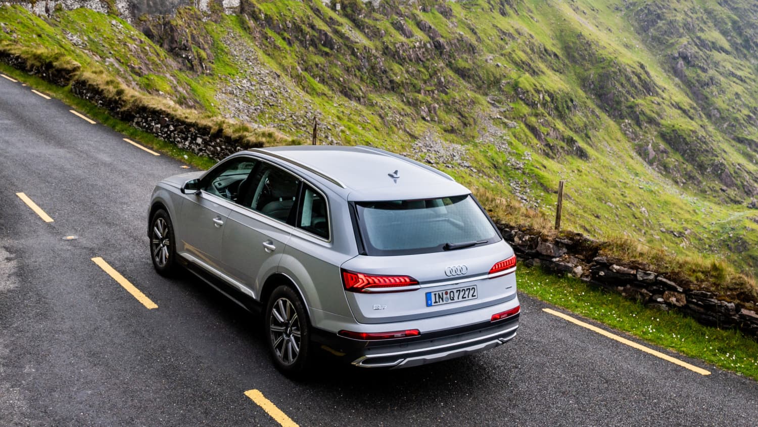 Heckansicht eines fahrenden Audi Q7