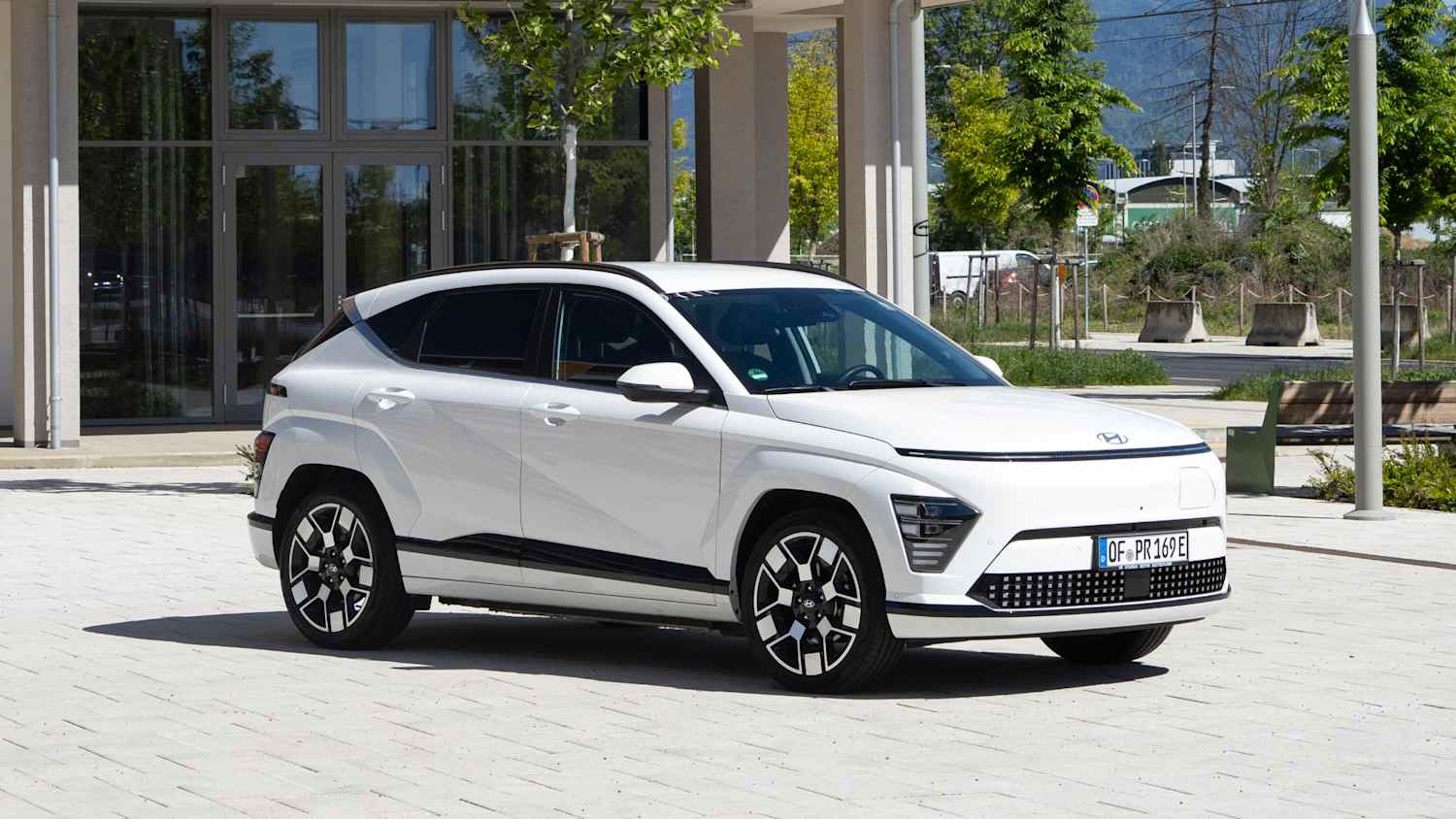 Front und Seitenansicht eines stehenden Hyundai Kona