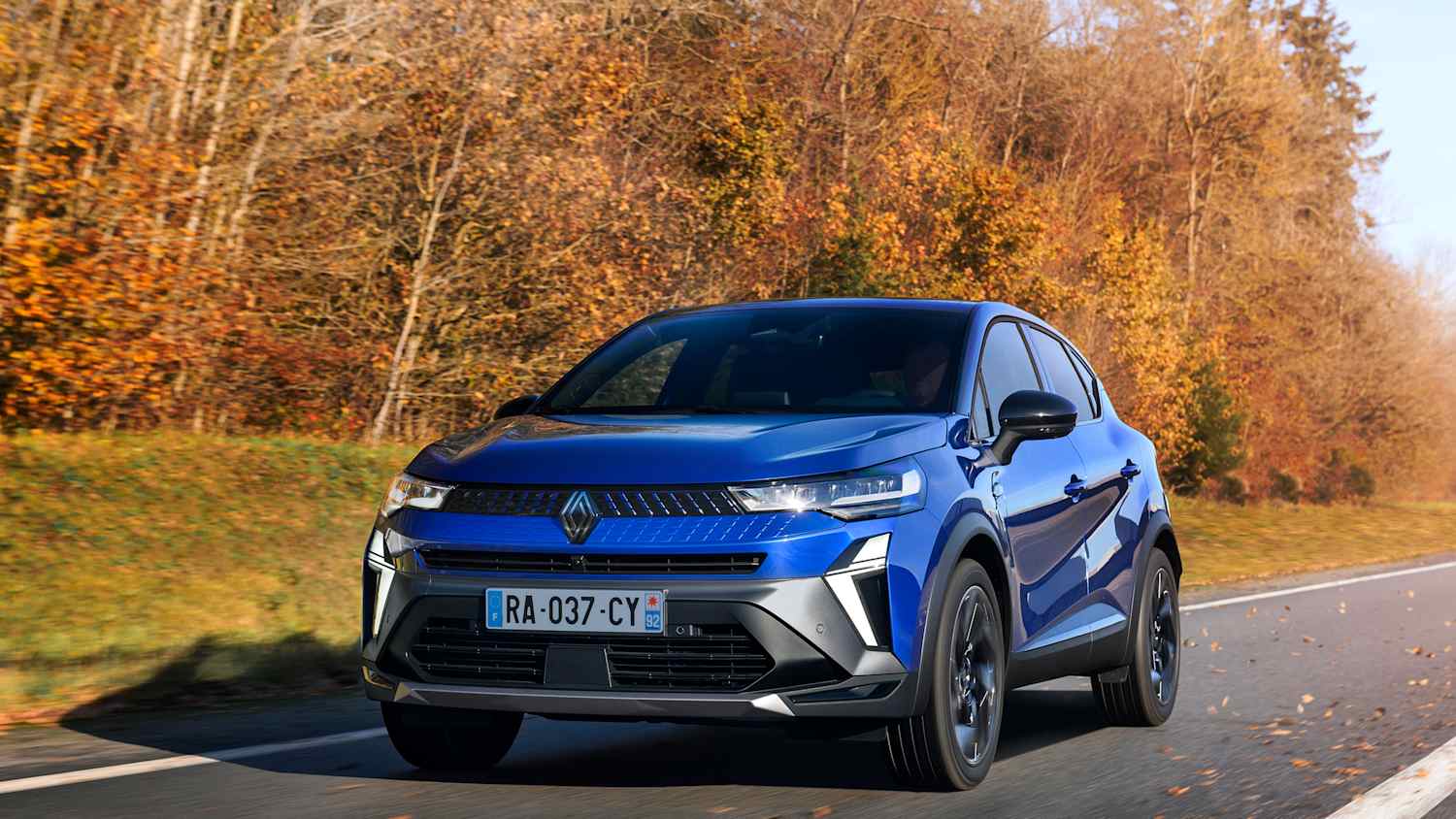 Frontansicht eines Renault Captur der auf einer Straße fährt